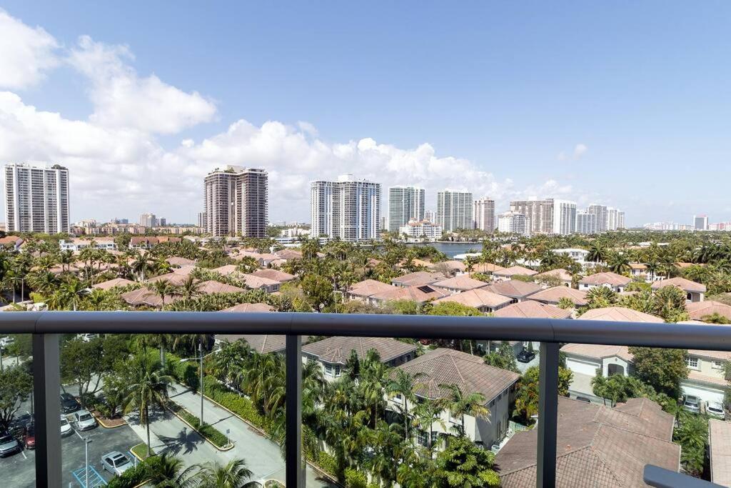 Stunning & Spacious Resort-Style Condo Across From Beach! Miami Beach Zewnętrze zdjęcie